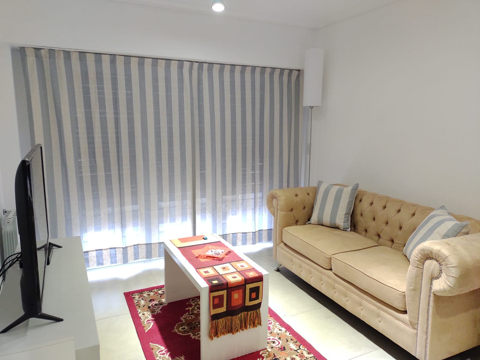 Living con cortinas y textil coordinado
