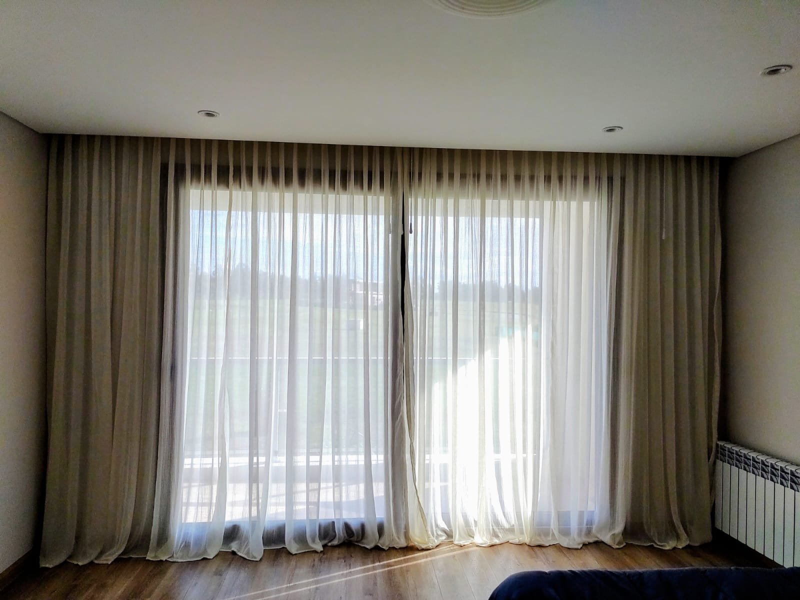 Interior con cortinas voile a piso y luz natural